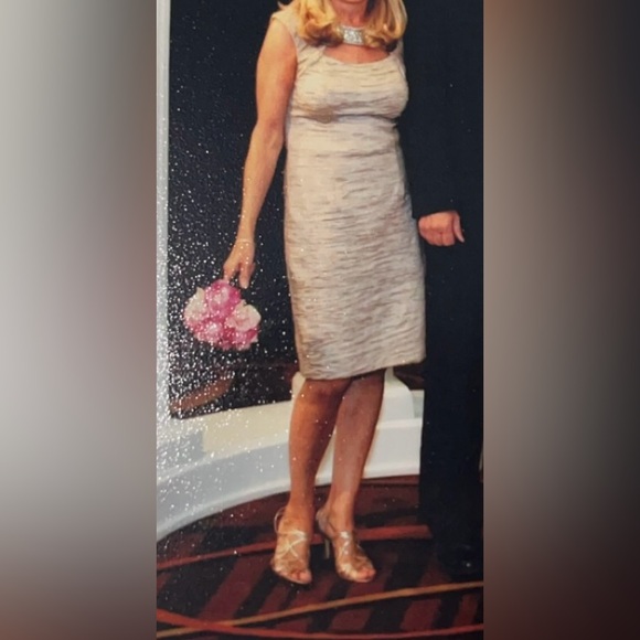 Gorgeous Eliza J semi formal women’s dress, size 8. - Picture 4 of 5